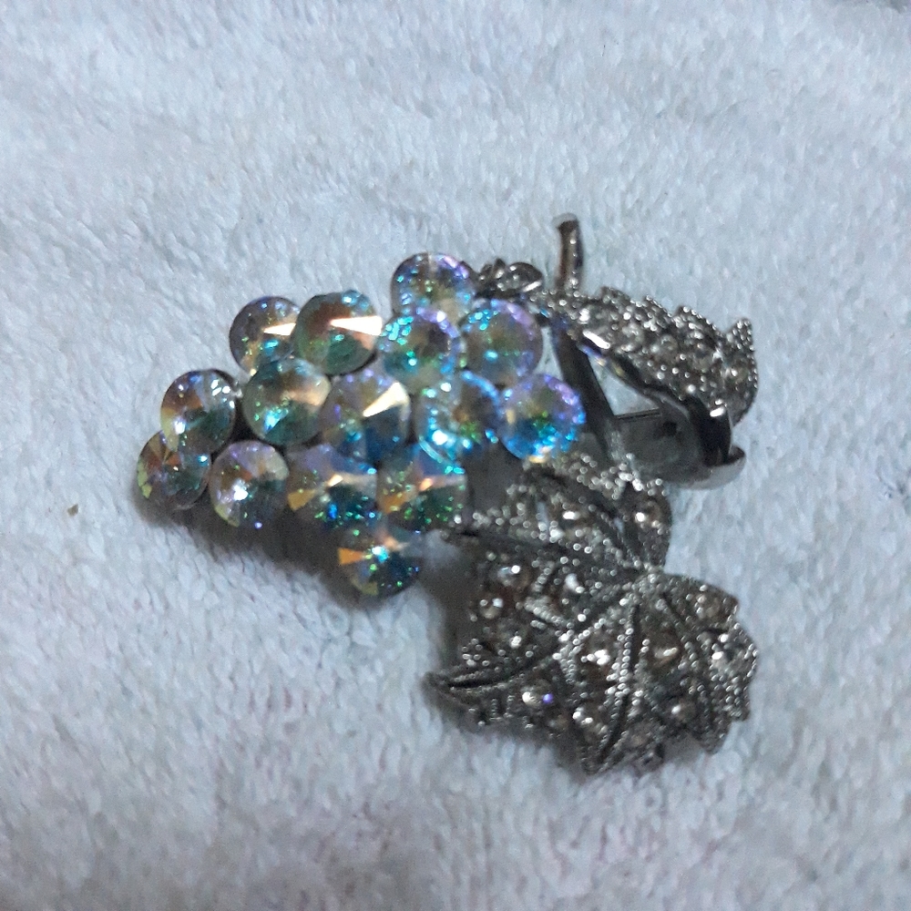 Vintage Aurora Borealis Signed Brooch J.S.H. Grape Cluster Vintage silver color - Picture 5 of 7